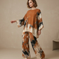 Комплект с блузка и панталони с разхлабен крой в абстрактен модел