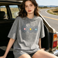 👚 49% ОТСТЪПКА СЕГА! 🌼 Дамска тениска с графичен дизайн на маргаритка – Мека памучна, весела щампа и перфектна за разхлабени летни дни ☀️